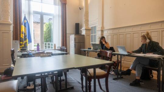 Foto van blokkende studenten in het huis van de Raad